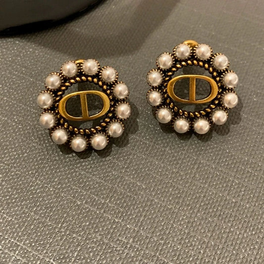 D's Classic Style Middle-Ancient Pearl Earrings