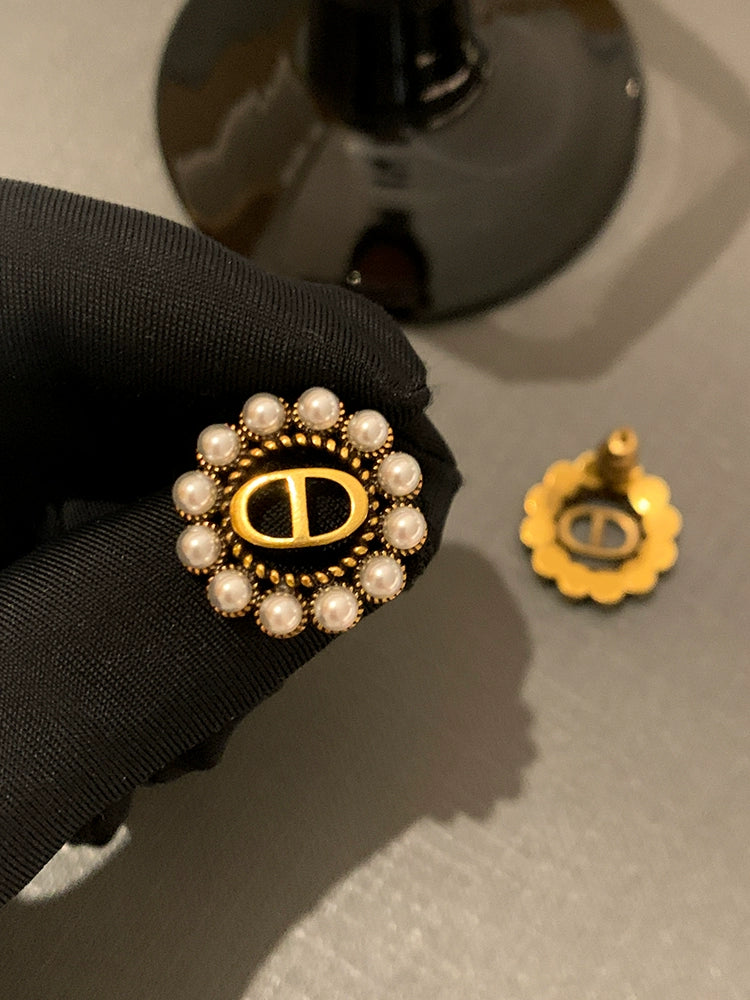 D's Classic Style Middle-Ancient Pearl Earrings