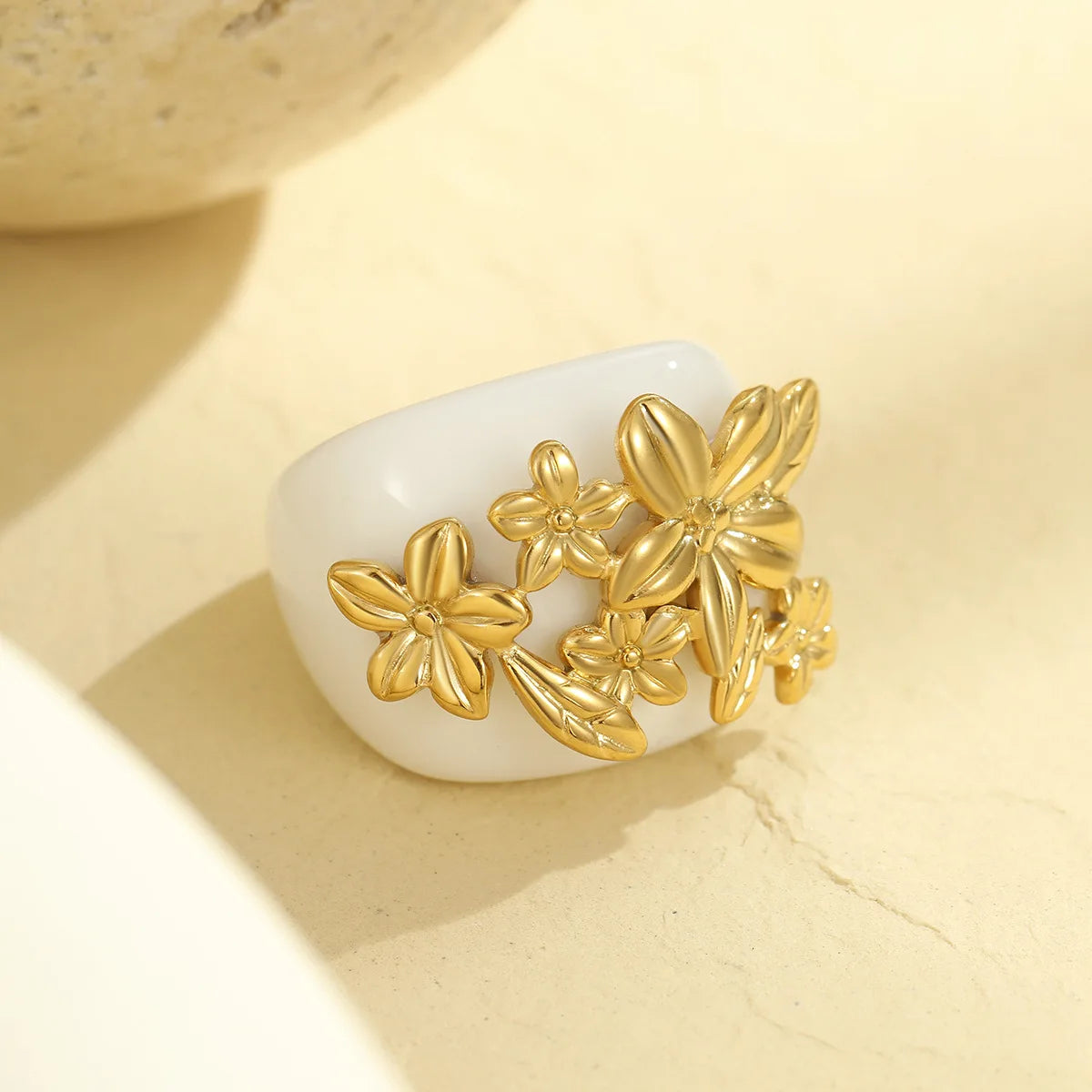 Vedazzling Resin Large Flower Ring